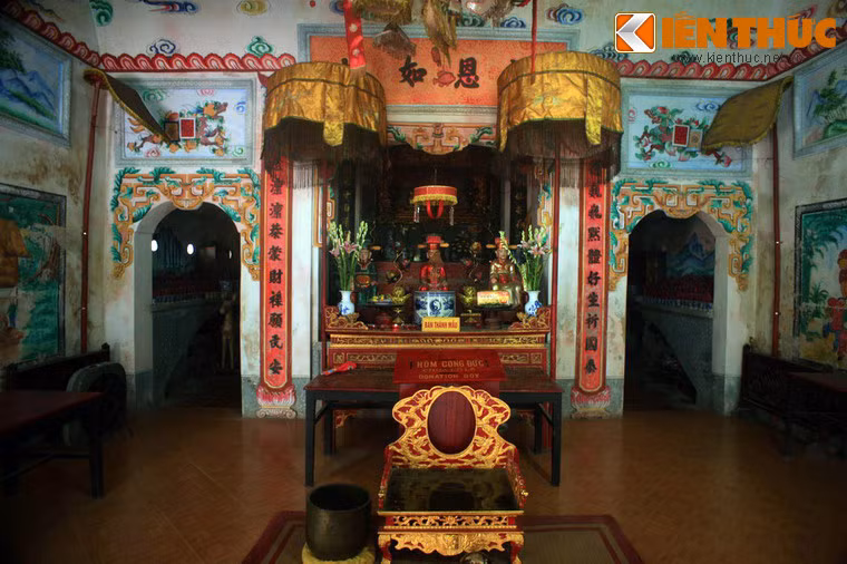 Nội thất trong Khánh Quang phủ cạnh chùa Trình.