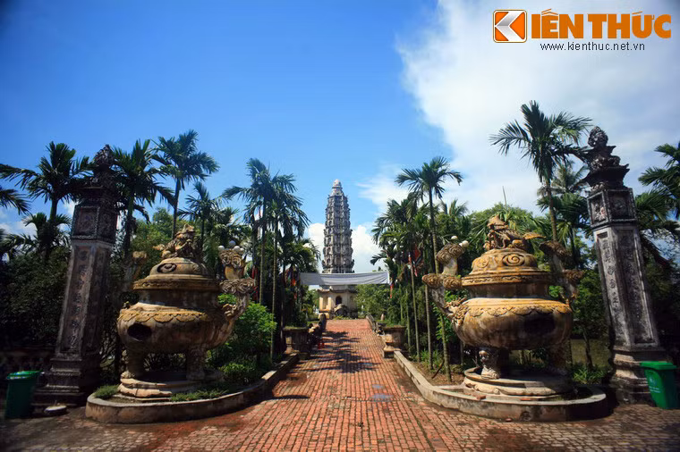 Tương truyền, ngôi chùa này được xây dựng từ thời Lý Thần Tông (thế kỷ 12), do quốc sư Nguyễn Minh Không sáng lập để thờ Phật. Ảnh: Ảnh: Trước chùa là ngôi tháp Cửu Phẩm Liên Hoa.