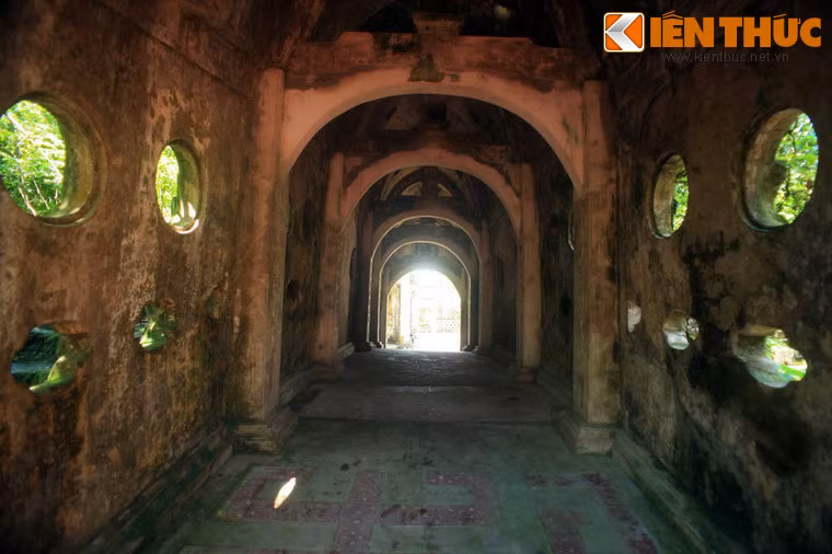 Sau chùa Trình có một cái hồ lớn. Bác qua hồ là hai chiếc cầu giả như động núi, gọi là cầu Núi, dẫn tới Phật điện Thần Quang tự.