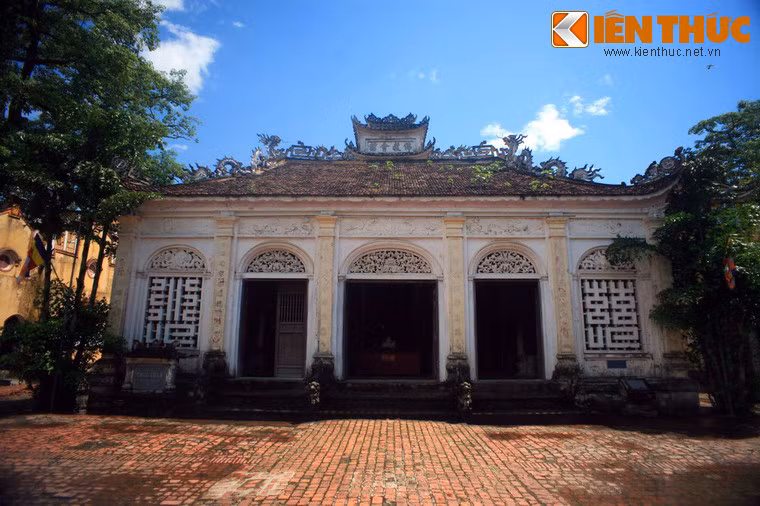 Ban đầu, chùa được xây bằng gỗ theo lối kiến trúc cổ truyền. Tuy nhiên, sau nhiều thế kỷ tồn tại ngôi chùa ban đầu này đã bị đổ nát. Ảnh: Cầu Cuốn dẫn tới chùa Trình, còn gọi là Phật giáo Hội quán, được xây vào năm 1936.