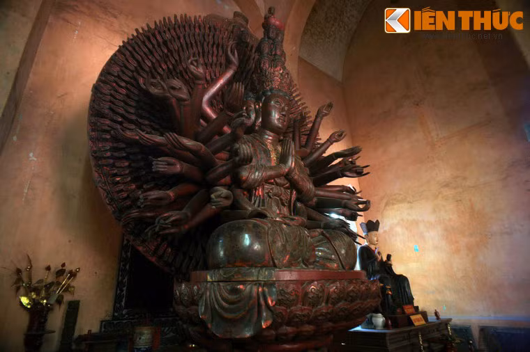 Tượng Phật Quan Âm nghìn tay, một tác phẩm điêu khắc xuất sắc đặt trong chùa Trình.