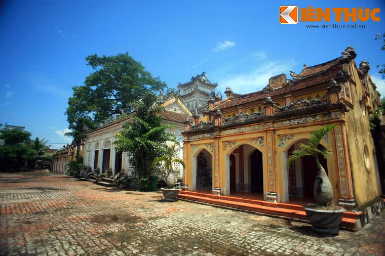 Đến năm 1902, sư Phạm Quang Tuyên về trụ trì, cho thiết kế và xây dựng lại chùa theo kiến trúc "Nhất Thốc Lâu Đài". Ảnh: Bên phải chùa Trình là Khánh Quang phủ, được xây vào năm 1937, là nơi thờ Tam Tòa Thánh Mẫu. Bên trái là đền Linh Quang Từ, được xây vào năm 1937, thờ Trần Hưng Đạo và hai tiến sĩ họ Đào người làng Cổ Lễ là Bảng nhãn Đào Sư Mỗ và Tiến sĩ đệ tam giáp Đào Toàn Mỗ.