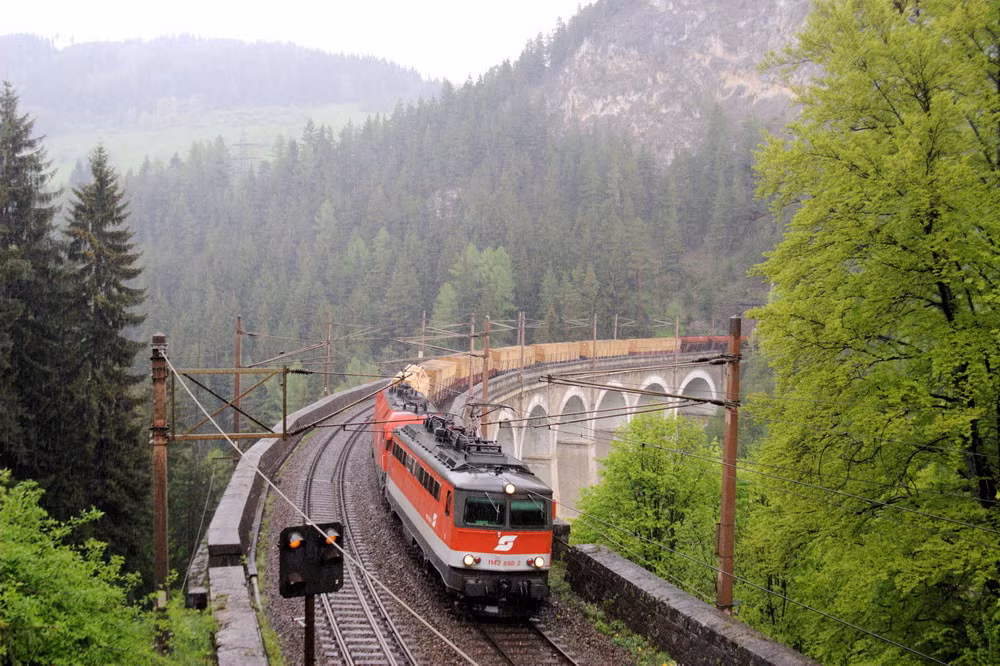 Lịch sử tuyến đường sắt Semmering bắt đầu vào thập niên 1840, khi chính phủ Áo muốn xây một tuyến đường sắt nối giao thông giữa Wien với thành phố cảng Trieste tới Milano (Italia). Năm 1842, tuyến đường sắt từ Wien tới Gloggnitz được khai trương. Từ 1844-1846, tuyến đường từ Mürzzuschlag tới Maribor xuyên qua Graz được thiết lập. Đoạn đường còn thiếu giữa Gloggnitz và Mürzzuschlag bắt buộc phải đi qua đèo Semmering.