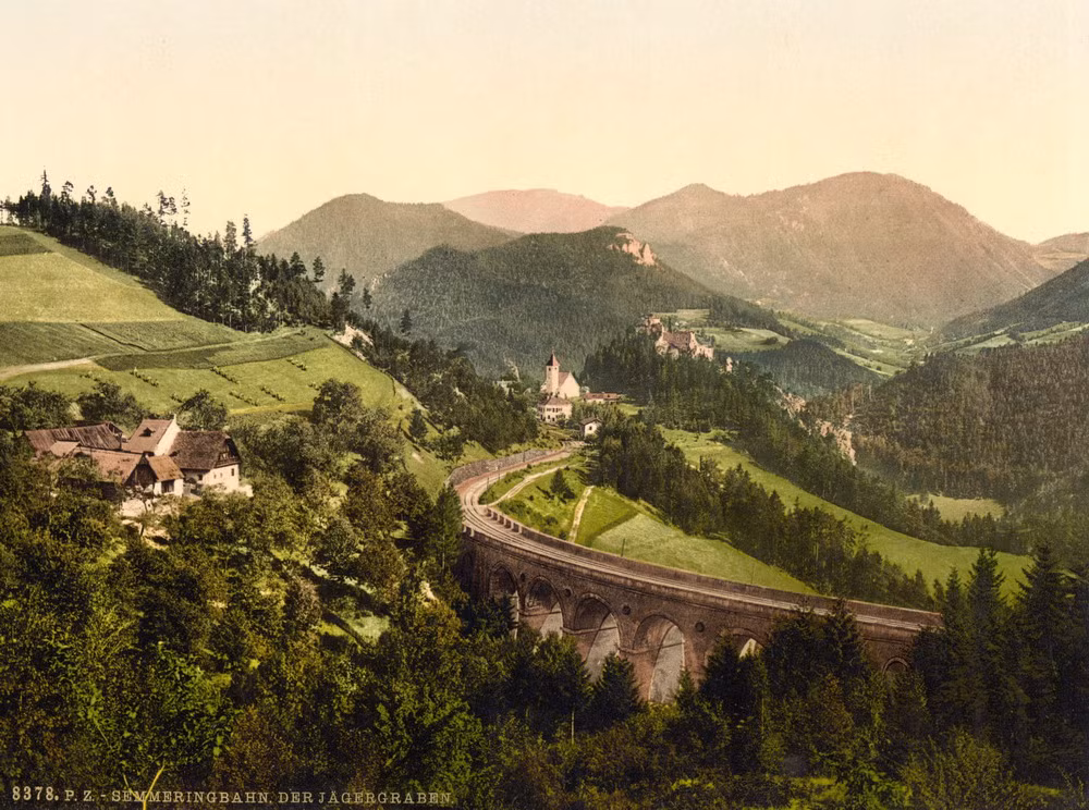 Bên cạnh việc xây dựng đường sắt, các kỹ sư cũng phải chế tạo một đầu máy kéo hoàn toàn mới có thể leo được độ dốc cao gọi là đầu máy Engerth do Wilhelm von Engerth thiết kế. Toa nhiên liệu được đặt ngay trong đầu máy để sức nặng của nhiên liệu và nước đè lên các bánh xe, khiến cho bánh xe bám chắc hơn vào đường sắt.