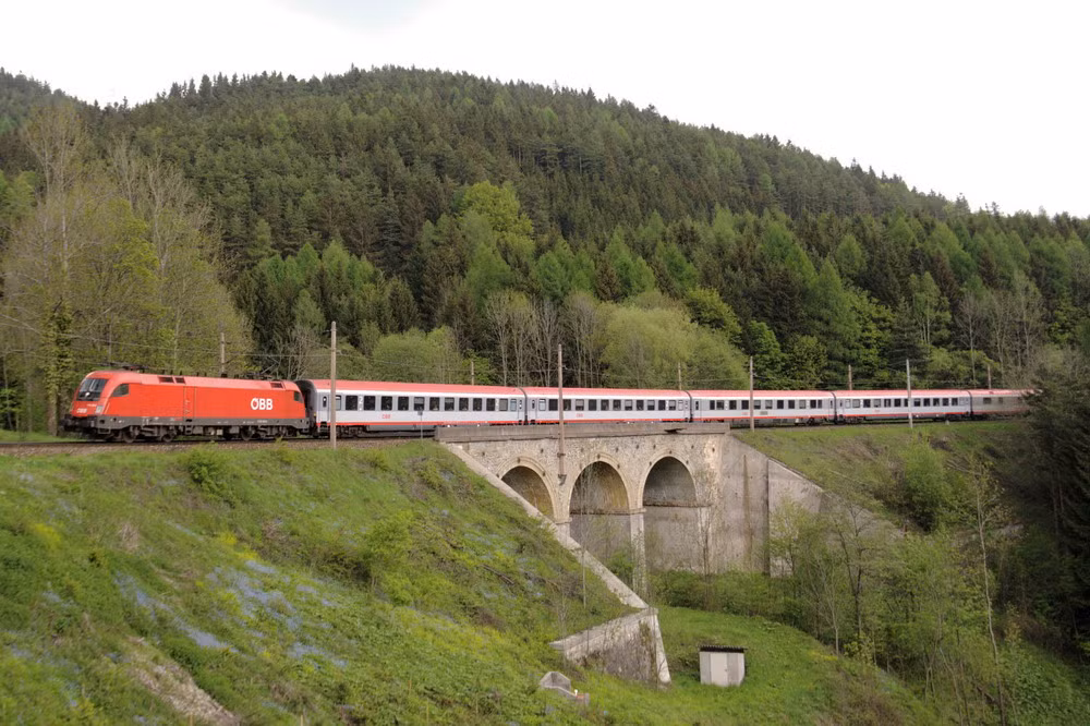 Sau gần 2 thế kỷ được xây dựng, tuyến đường sắt Semmering vẫn hoạt động với nhiều cải tiến đáng kể. Nếu như năm 1860, người ta phải mất 2 giờ 4 phút để kéo một đoàn xe lửa nặng 140 tấn đi hết quãng đường này thì ngày nay một đoàn xe lửa nặng 1.000 tấn chỉ mất 42 phút để đi hết tuyến đường sắt lịch sử.