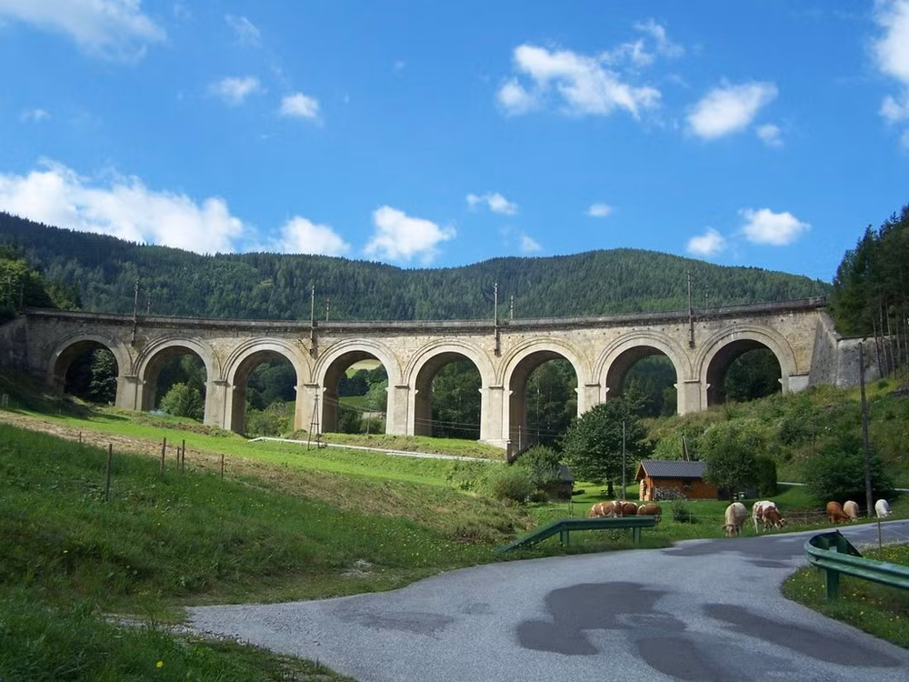 Việc xây dựng tuyến đường sắt Semmering kéo dài từ năm 1848 - 1854, sử dụng khoảng 20.000 công nhân.