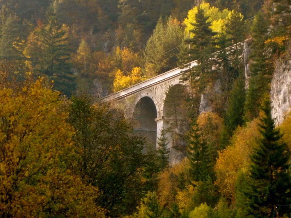 Kỹ sư người Italia là Carl Ritter von Ghega đã đảm nhận việc thiết kế và thi công tuyến đường này. Ông đã khắc phục địa hình vùng Semmering bằng việc xây dựng các cầu cạn và đường hầm.