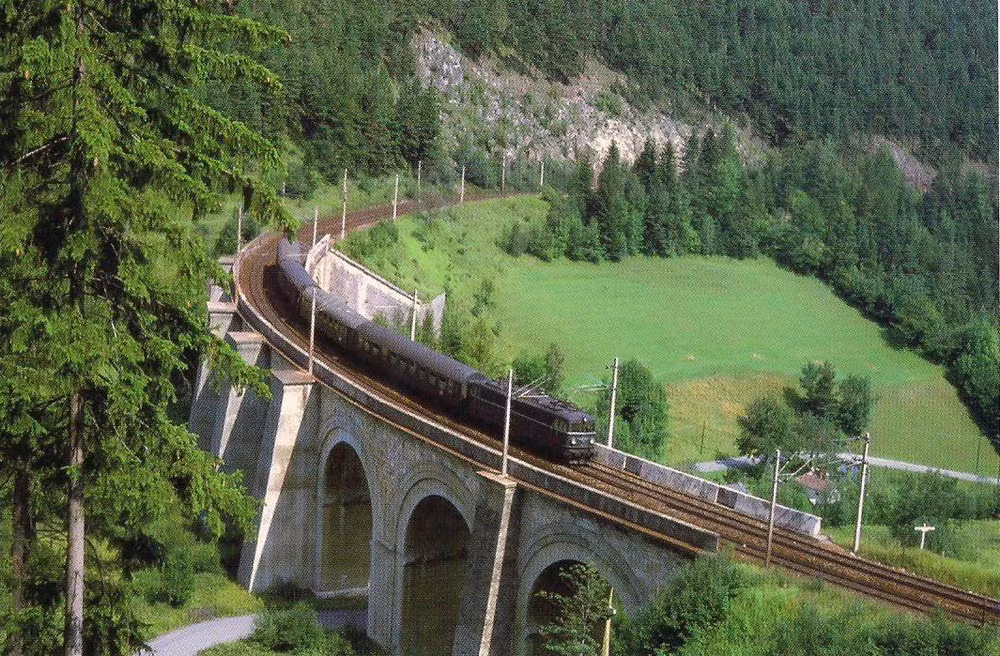 Đoạn đường sắt này có chiều dài tổng cộng 41 km với độ cao chênh lệch 460m. Toàn tuyến đi qua 14 đường hầm (trong đó đường hầm chính dài 1.431 m), 16 cầu cạn (trong đó nhiều cầu trên 2 mặt bằng), hơn 100 cầu cong xây bằng đá cùng 11 cầu nhỏ bằng sắt.