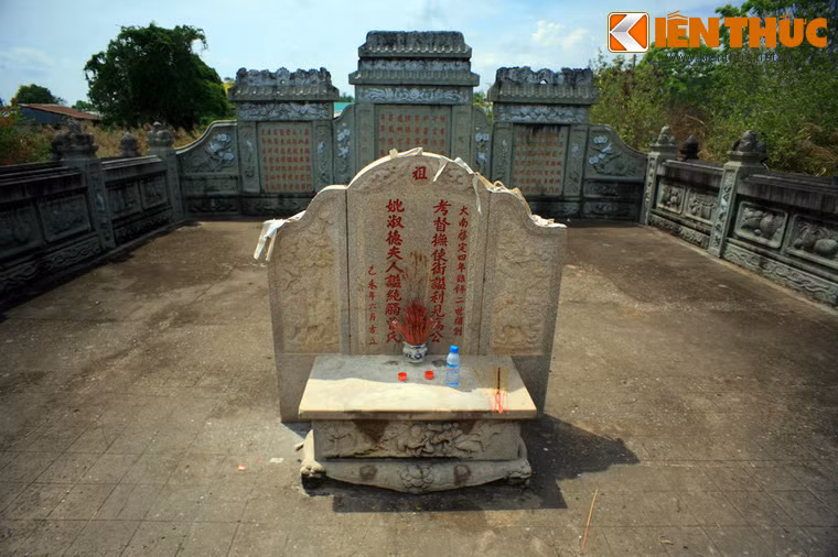 Mộ phần của ông Cao Minh Thạnh. Ông là người Minh Hương (người Hoa không thần phục nhà Thanh di cư sang Việt Nam) gốc Triều Châu. Là địa chủ có thế lực và giàu có ở địa phương, ông được phong hàm Đốc Phủ Sứ (một tước hiệu danh dự).