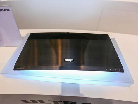  Đầu Blu-ray. Samsung đã phá vỡ truyền thống của mình khi giới thiệu Galaxy Note 5 trước thềm IFA khiến giới công nghệ nghĩ rằng hãng sẽ không có con át chủ bài của mình. Nhưng hãng điện tử Hàn Quốc tiếp tục làm nhiều người bất ngờ khi giới thiệu chiếc đầu Blu-ray với độ nét siêu cao. So với các máy chuẩn Blu-ray thường, UBD-K8500 HD cho độ phân giải cao gấp 4 lần, màu sắc trung thực cao cấp 64 lần và có thể cải thiện thêm chất lượng hình ảnh UHD với bất cứ loại đĩa nào. Nó cung cấp nội dung siêu nét cho độ phân giải UHD cho bất kỳ đĩa và hỗ trợ các dịch vụ UHD streaming. Samsung cho biết K8500 sẽ được bán với giá 500 USD vào năm sau.