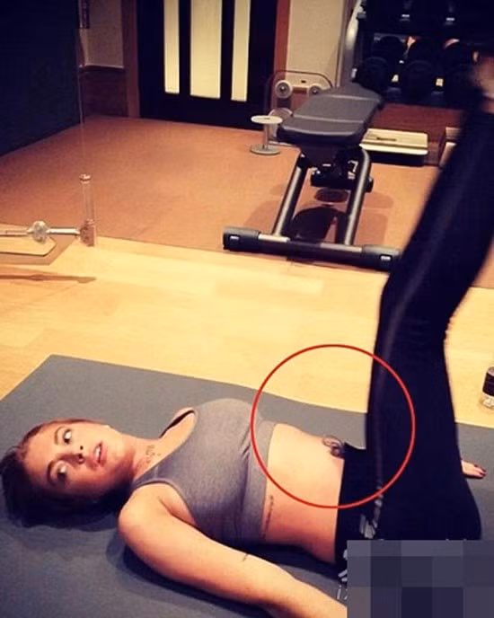 Những vật dụng xung quanh hình ảnh của cô bỗng dưng méo mó.