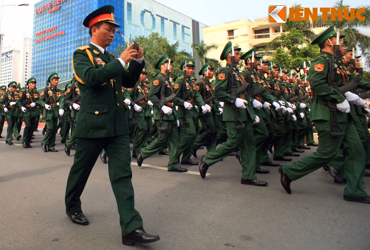 Chiến sĩ cảnh vệ vừa làm nhiệm vụ hộ tống đoàn diễu binh, vừa tranh thủ chụp những bức ảnh kỷ niệm.