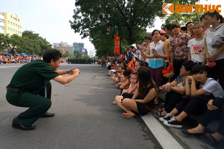 Làm "phó nháy" cho người dân.