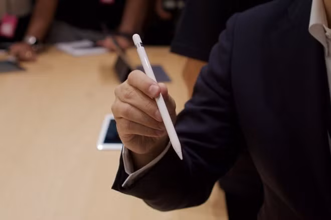 Một phụ kiện độc đáo khác dành cho iPad Pro là Apple Pencil. Apple dành nhiều thời gian tại sự kiện đêm qua để quảng cáo về sự "thần kỳ" của chiếc bút này. Theo đó, Apple Pencil cho khả năng thao tác linh hoạt, giống một chiếc bút thông thường trên màn hình cảm ứng của iPad Pro.