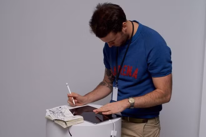 Tại khu trưng bày sản phẩm demo, Apple bố trí một nghệ sĩ liên tục thực hiện những thao tác vẽ mang tính nghệ thuật cao trên iPad Pro.