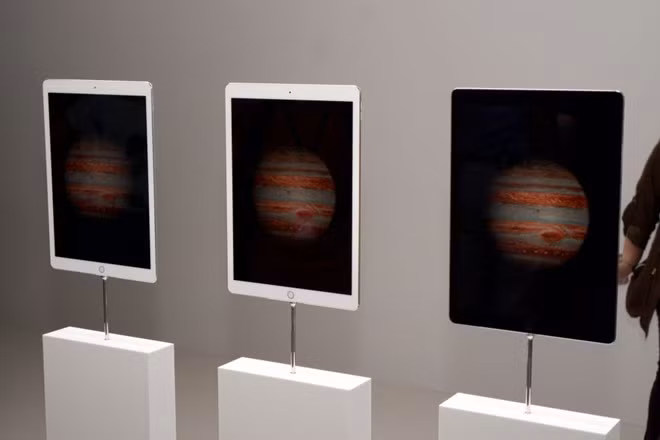 Cảm nhận chung ban đầu của nhiều người tham dự sự kiện Apple là iPad Pro có màn hình siêu lớn. Nó lớn hơn nhiều so với hình dung của họ trước đó. Theo The Verge, diện tích sử dụng của iPad Pro lớn hơn 80% so với mẫu iPad Air 2 màn hình 9,7 inch. Nó cũng lớn hơn phần lớn các mẫu máy tính bảng đang có mặt trên thị trường.