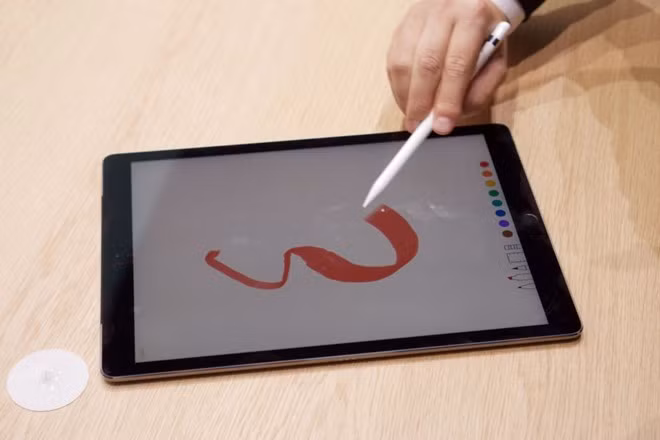 Giá bán của bút Apple Pencil không hề rẻ: 99 USD. Bản iPad Pro dung lượng thấp nhất có giá 799 USD (32 GB). Nếu muốn sở hữu bản 3G (64 GB), người dùng phải bỏ ra 949 USD. Bản dung lượng 128 GB có giá 1.079 USD. Máy sẽ lên kệ vào tháng 11.