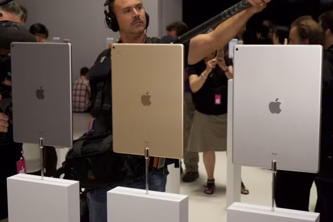 Giống với các bản iPad đời trước, iPad Pro có 3 phiên bản màu sắc gồm xám, bạc và vàng. iPad Pro có độ mỏng 6,9 mm, dày hơn so với iPad Air 2 (6,1 mm). Apple công bố, máy có thời lượng pin 10 tiếng.