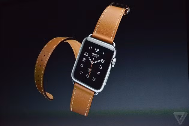 Chiếc đồng hồ thông minh Apple Watch cũng được giới thiệu một phiên bản thời trang cao cấp với phần dây da được thương hiệu Hermes gia công. Phần dây của chiếc đồng hồ này sẽ có độ dài khá lớn nhưng vẫn có thể dễ dàng tuỳ chỉnh theo kích thước cổ tay người dùng.