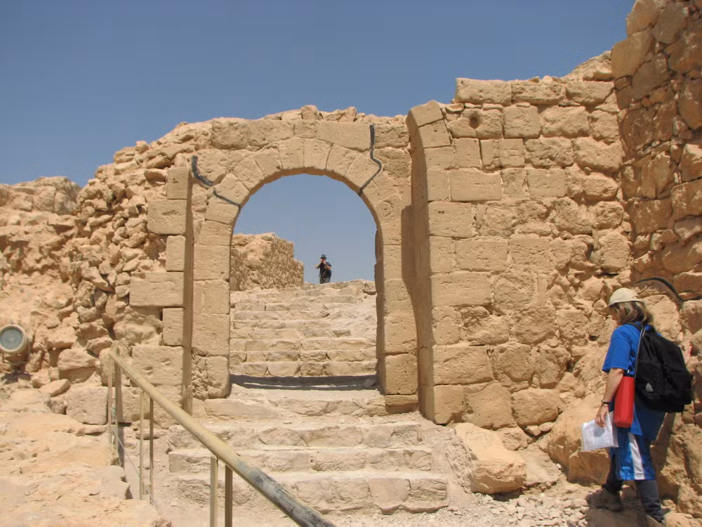 Trong hoàn cảnh tuyệt vọng này những người bị vây hãm đã quyết định chết như những người tự do chứ không chịu để người La Mã bắt giữ. Khi quân lính Lã Mã xông vào thành họ chỉ còn tìm thấy hai người phụ nữ và năm trẻ em còn sống. Tất cả những người khác trong pháo đài đã chọn con đường tự sát.