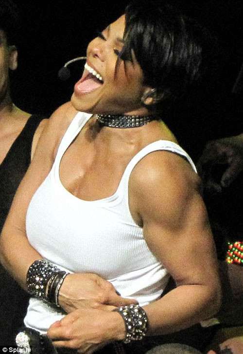 Những mỹ nhân Hollywood “cơ bắp cuồn cuộn”, nữ ca sĩ Janet Jackson với phần bắp tay to và có cơ chẳng thua kém gì cánh mày râu.