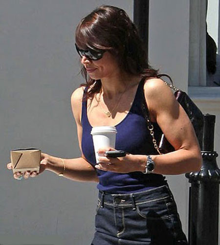 Phần bắp tay vô tình đánh mắt đi vóc dáng mềm mại, quyến rũ của phái đẹp