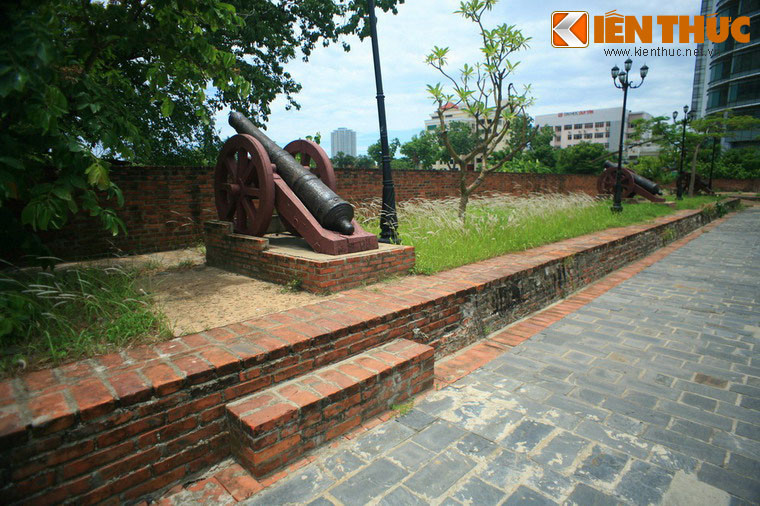 Cho đến giữa thế kỷ 19, địa danh "Đà Nẵng" vẫn chỉ là tên gọi của một vùng lãnh thổ gắn liền với cửa biển. Các vua triều Nguyễn nghiêng về ý nghĩa phòng thủ của nơi này hơn là phát triển Đà Nẵng thành một đô thị sầm uất. Ảnh: Thành Điện Hải, tòa thành cổ ở trung tâm Đà Nẵng.