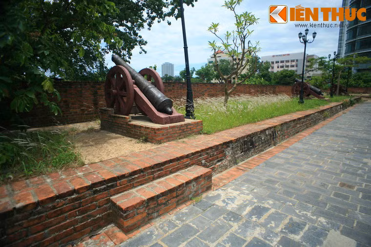 Cho đến giữa thế kỷ 19, địa danh "Đà Nẵng" vẫn chỉ là tên gọi của một vùng lãnh thổ gắn liền với cửa biển. Các vua triều Nguyễn nghiêng về ý nghĩa phòng thủ của nơi này hơn là phát triển Đà Nẵng thành một đô thị sầm uất. Ảnh: Thành Điện Hải, tòa thành cổ ở trung tâm Đà Nẵng.