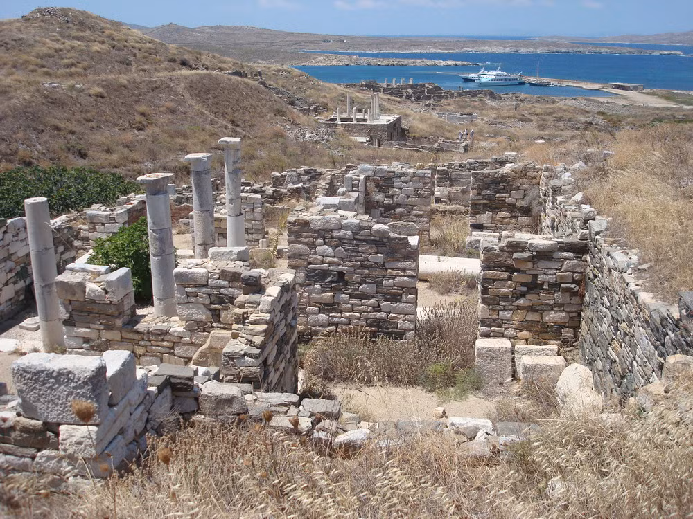 Tuy nhiên, sự thịnh vượng của thành phố cổ Delos không kéo dài lâu. Vào năm 88TCN, thành phố bị tàn phá nặng nề trong cuộc tấn công của Mithradates Đại đế xứ Pontos. Đến năm 69 TCN, Delos lại trở thành mục tiêu đánh phá của cướp biển. Những thập niên sau đó, sự thay đổi tuyến hàng hải trong khu vực khiến nền kinh tế ở nơi đây sụp đổ.