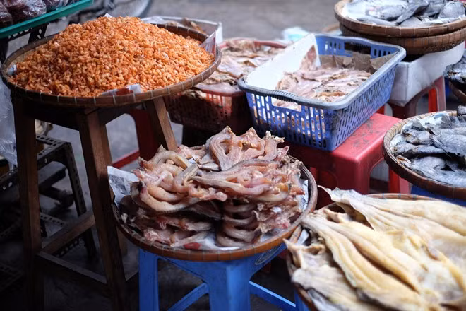 Các loại khô cá thơm ngon tiện cho du khách mua về làm quà, có đủ từ khô cá quả, khô mực, khô cá tra, khô cá sặc, tôm nõn... Ảnh: Hoàng Linh.