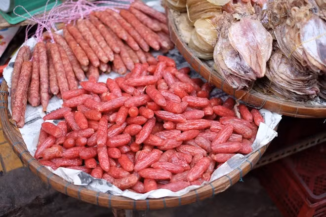 Lạp xưởng heo và lạp xưởng bò cũng là thứ góp mặt trong chợ đặc sản của vùng An Giang, với màu sắc tươi ngon. Ảnh: Minh Hằng.
