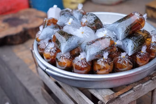 Những túi chè hạt é được gói sẵn để du khách và người đi chợ giải khát. Ảnh: Hoàng Linh.