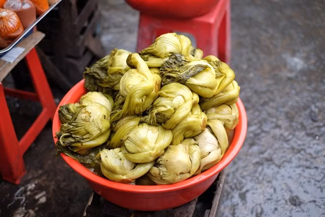 Chậu dưa muối này thu hút rất nhiều du khách miền Bắc, bởi cách muối cả cây khá lạ, vàng ươm, bắt mắt. Ảnh: Minh Hằng.