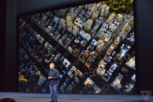 Camera trước của máy có độ phân giải 5 MP, nhưng có thể chụp những bức ảnh "tự sướng" sáng hơn nhờ có màn hình đóng vai trò của đèn flash TrueTone.