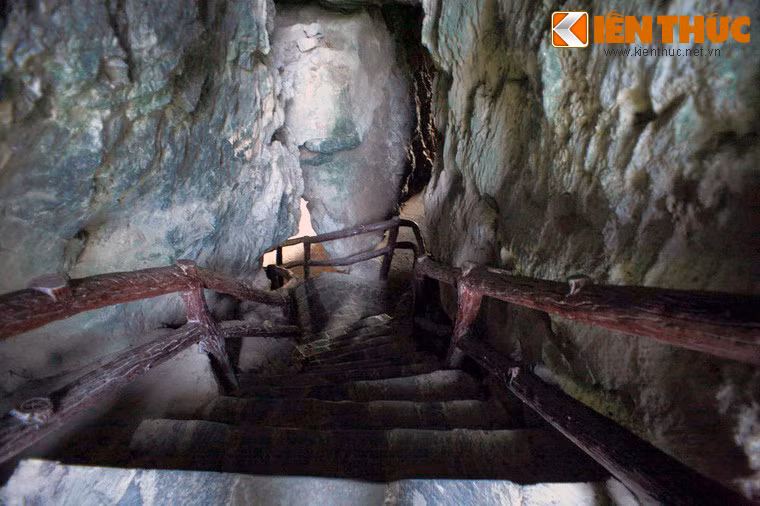 Vào buổi ban mai, mây trắng luồn qua các cửa hangg tạo ra một hình ảnh kỳ lạ được gọi là “Thạch động thôn vân” – có nghĩa là động đá nuốt mây.