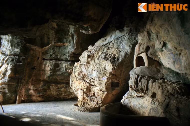 Hang còn có một nhánh ăn sâu xuống lòng đất và thông ra biển, tương truyền là nơi Thạch Sanh đi gặp vua Thủy Tề.