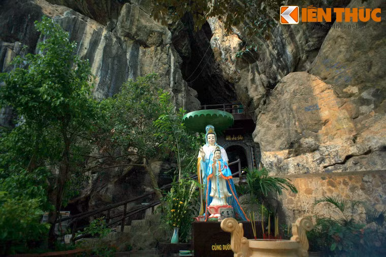 Trong lòng Thạch Động là một hệ thống hang động kỳ ảo, nơi tọa lạc chùa Tiên Sơn do dòng Thiền Lâm Tế đời thứ 41 xây dựng năm 1790, thời kỳ Mạc Thiên Tích làm Tổng trấn xứ Hà Tiên.