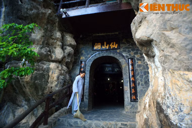 Tư liệu lịch sử cho biết trước khi có chùa, đây là am tu của đạo sĩ Huỳnh Phong Chân Nhân dưới thời Mạc Cửu, thân sinh của Mạc Thiên Tích.