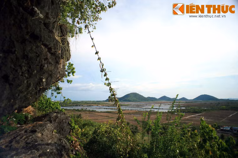 Khung cảnh nhìn từ một cửa hang thông ra sườn núi của Thạch Động.