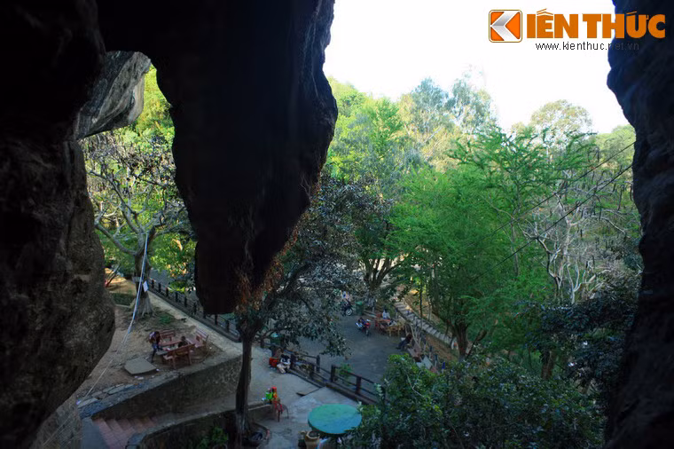 Men theo bậc thang nhỏ lên tầng trên nhìn ra bên ngoài hang, có một khối thạch nhũ hình đầu con đại bàng khổng lồ đang quặp công chúa.