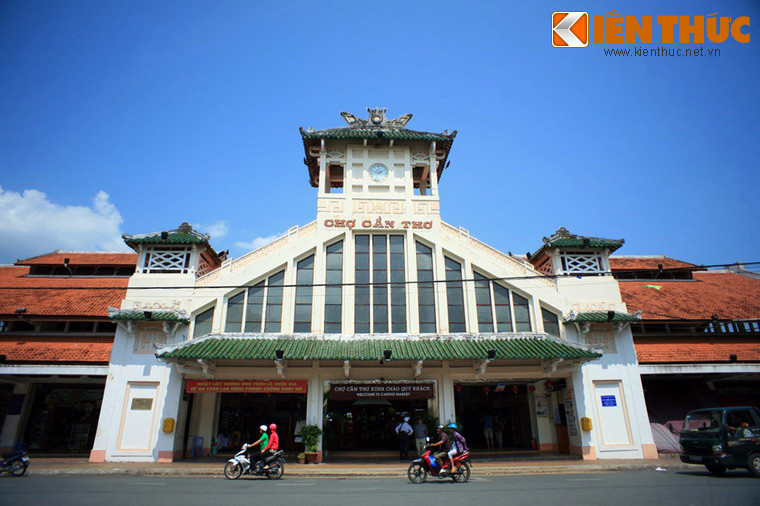 Khi đến tuổi thiếu niên, Phạm Xuân Ẩn chuyển về Cần Thơ học Trường Trung học phổ thông Cần Thơ. Năm 1945, ông thôi học và bắt đầu tham gia các hoạt động chính trị của Việt Minh. Ảnh: Chợ Cần Thơ.