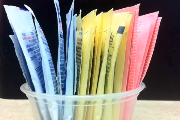 Một trong những bệnh thường thấy là sự suy giảm chức năng nhận thức của não. Vì vậy, nên tránh càng xa càng tốt các loại thực phẩm có thành phần bao gồm đường hóa học.