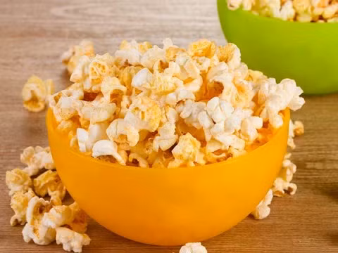 1. Bắp rang bơ đứng đầu danh sách thực phẩm làm giảm trí nhớ. Phần lớn mọi người ăn bắp rang bơ hàng ngày do tính tiện lợi cùng hương vị thơm ngon. Tuy nhiên, thành phần tạo hương thơm cho món ăn này lại là diacetyl.