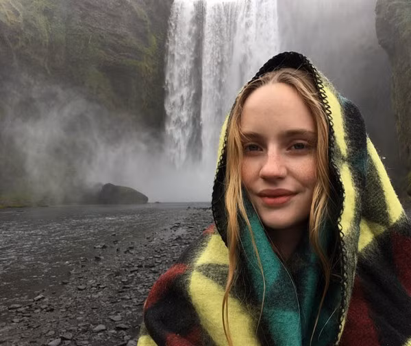 Camera trước của iPhone có độ phân giải 5 MP, có thể chụp những bức ảnh "tự sướng" sáng hơn nhờ có màn hình đóng vai trò của đèn flash TrueTone.