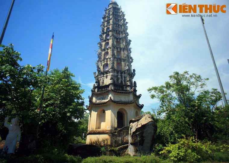 Tháp được dựng năm 1927 ở một hồ nước trước lối vào chùa, có tiết diện hình bát giác với 11 tầng, thu nhỏ dần lên đỉnh, các mặt đắp hình kỳ lân và phượng. Xung quanh tháp, các tên hiệu Phật được đắp nổi. Nền tháp mang hình ảnh một con rùa lớn - biểu tượng cho sự vững chãi trường tồn.