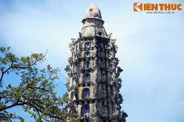 Truyền thuyết kể lại, nhà sư Phạm Quang Tuyên cho xây dựng tháp rất công phu. Lần đầu tháp xây bị đổ, lần thứ hai mới xây dựng thành công. Sau nhiều biến động lịch sử, tòa tháp Cửu Phẩm Liên Hoa vẫn đứng vững và trở thành một biểu tượng văn hóa đặc sắc của đất Trực Ninh.