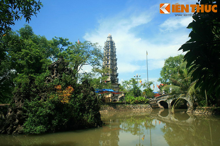 5. Chùa Cổ Lễ (thị trấn Cổ Lễ, huyện Trực Ninh, tỉnh Nam Định) là một trong những ngôi chùa có kiến trúc độc đáo nổi tiếng Việt Nam. Một điểm nhấn kiến trúc mang tính biểu tượng của ngôi chùa này chính là tòa tháp cao gọi là Tháp cổ hình rùa Cửu Phẩm Liên Hoa.