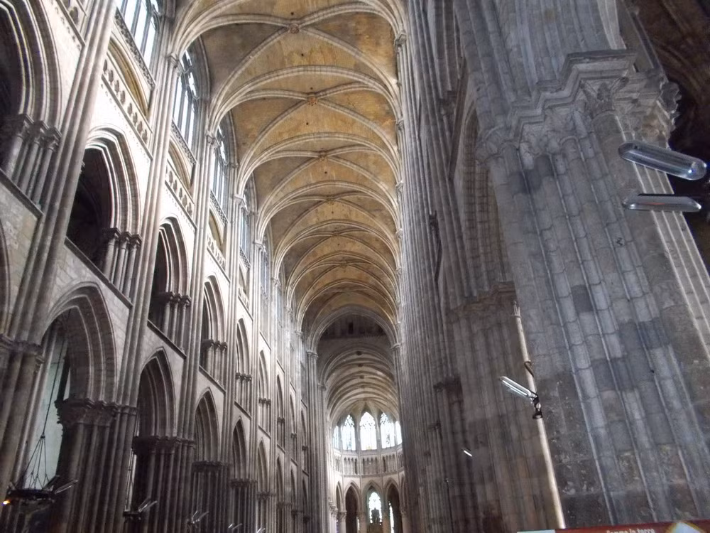 Không chỉ có kiến trúc đẹp, nhà thờ Đức Bà ở Tournai còn nổi tiếng với những hiện vật, tranh trang trí quý giá được sưu tập từ nhiều nơi và đem vể trưng bày tại đây.