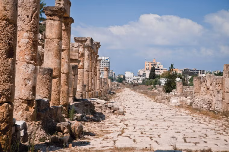 Theo sử gia Hy Lạp cổ đại Herodotus thì thành Tyre được thành lập vào khoảng năm 2750 TCN trên đất liền, sau đó mở rộng ra đảo. Tên thành phố xuất hiện trên các công trình kỷ niệm từ năm 1300 TCN.