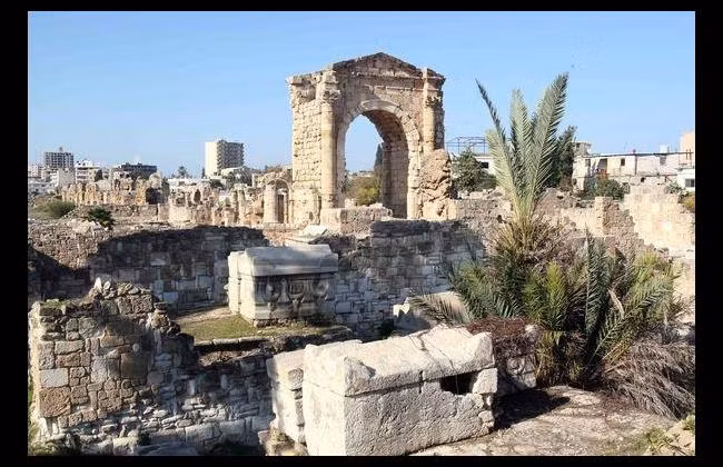 Tyre đã đóng một vai trò rất quan trọng trong nền thương nghiệp thế giới cổ đại. Theo sử sách cổ, các lái buôn người Tyre là một trong những người đầu tiên mạo hiểm đi khắp Địa Trung Hải. Họ lập ra thuộc địa trên các dải bờ biển và trên những hòn đảo lân cận trong biển Aegea, ở Hy Lạp, ở Bắc Phi, ở Carthago và ở những nơi khác, ở Sicilia và Corse, ở Tartessus tại Tây Ban Nha và vượt ra khỏi cả những cột đá Hercules tại Gadeira (eo biển Gibralta ngày nay).